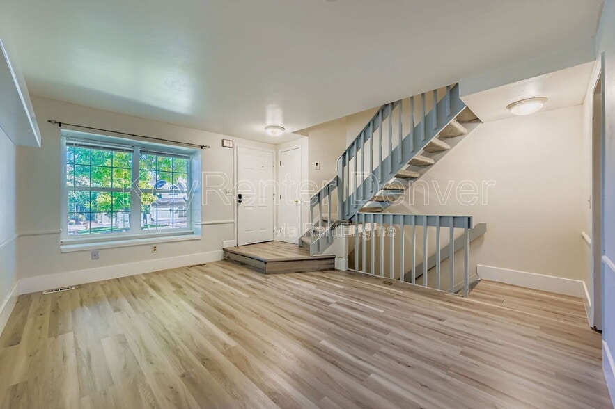 Primary Photo - 10587 W Maplewood Dr