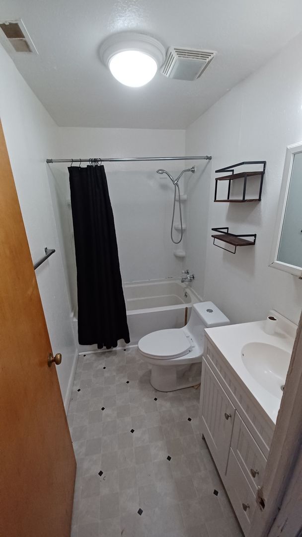 Building Photo - Cute 2 Bedroom House with detached garage