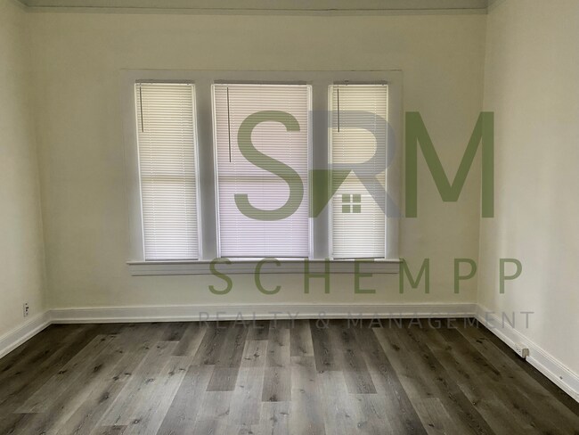 Building Photo - Updated Three Bedroom in West Louisville-Section 8 Accepted
