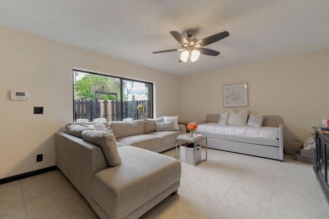 Building Photo - 393 Lake Arbor Dr