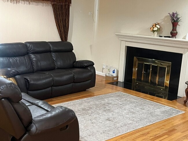 Building Photo - FURNISHED SHORT TERM 6-9 MONTHS TERMS AVAI...