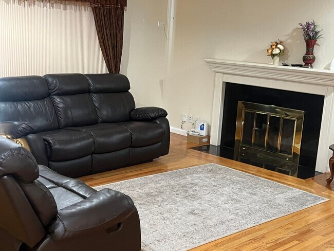 Building Photo - FURNISHED SHORT TERM 6 MONTH MINIMUM STAY