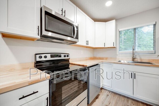 Building Photo - 2323 Green Forest Dr
