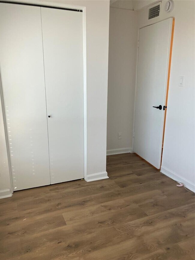 Building Photo - 5914 Lago Vista Way