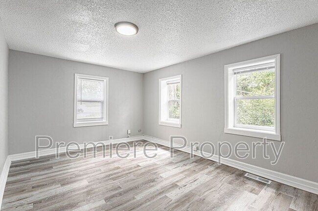 Building Photo - 700 S Savage St