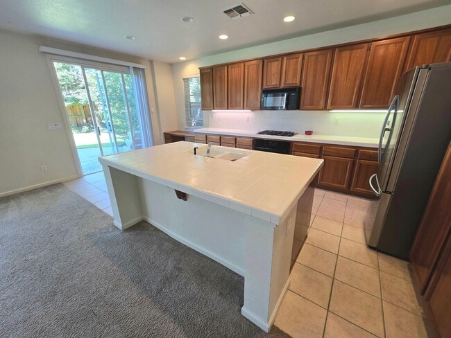 Building Photo - Wonderful 4 bedroom 3 full bath in the Wildhorse Golf Course Community.