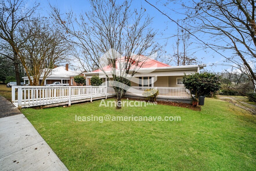 Building Photo - 815 Forrest Ave