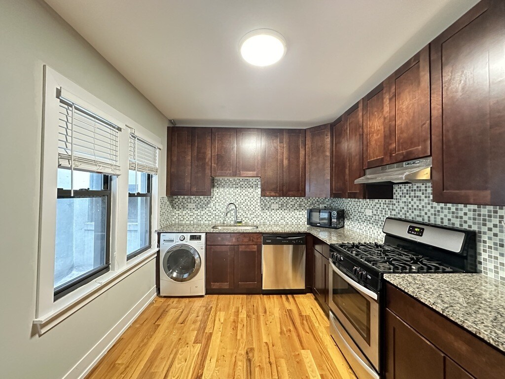 Building Photo - 811 Elm St