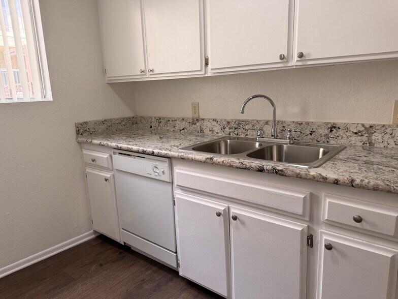 Building Photo - 24851 Walnut St