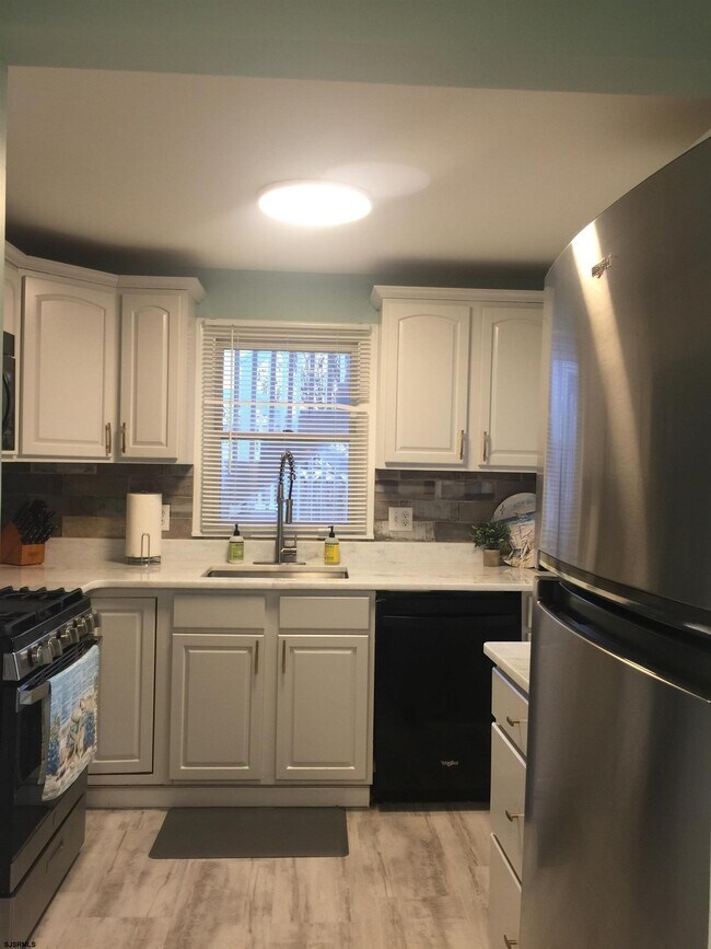 Building Photo - 205 3rd St S