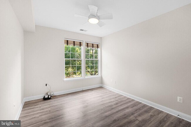 Building Photo - 701 Fallsgrove Dr