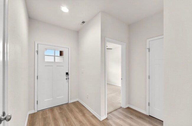 Building Photo - NEW LUXURY 3 BED 2 BATH 2 CAR GARAGE DUPLEX