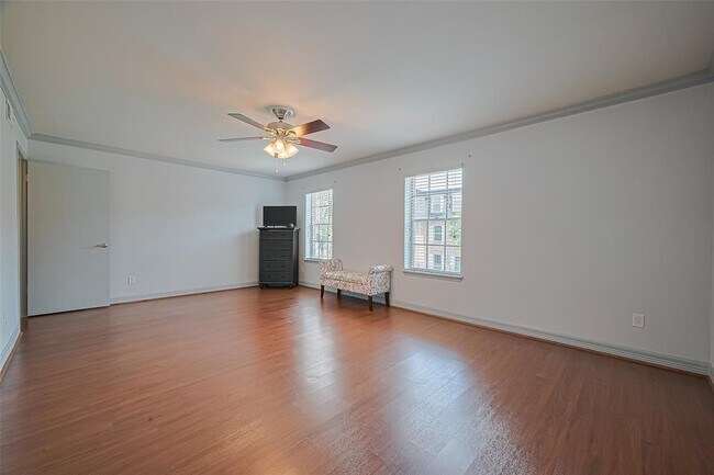 Building Photo - 359 N Post Oak Ln