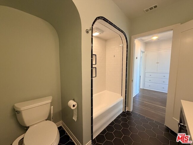 Building Photo - 6110 Scenic Ave