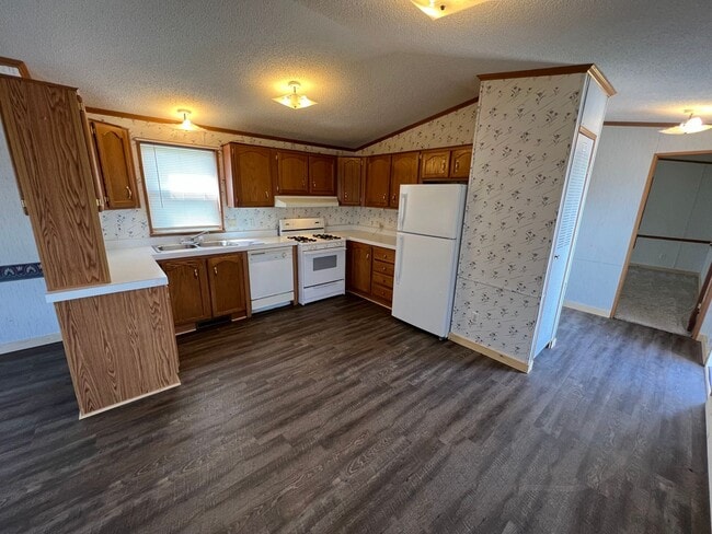 Building Photo - 2 Bedroom 2 Bath Updated Mobile Home in Cliffview Mobile Home Park. Very well kept-up area.