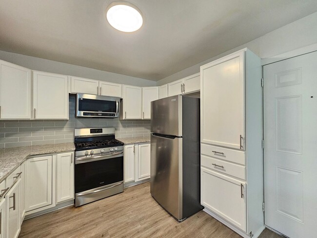 Building Photo - HUGE RENT REDUCTION AND $99 MOVE IN SPECIAL!