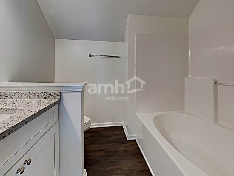 Building Photo - 2414 Thoreau St