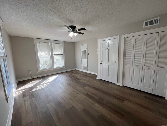 Building Photo - 1020 Kavanaugh Blvd