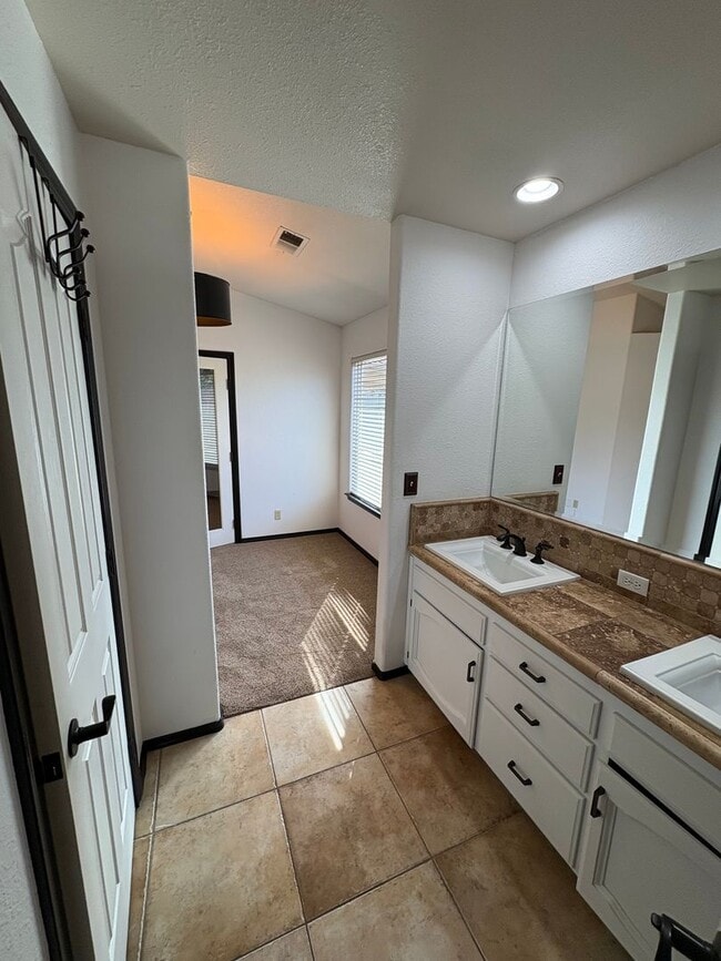 Building Photo - NW Visalia Home coming soon!