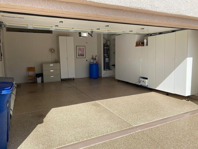 Building Photo - Pet Friendly 2 Bedroom Home in Desirable 5...