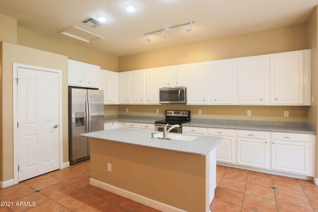 Building Photo - 7456 W Aurora Dr
