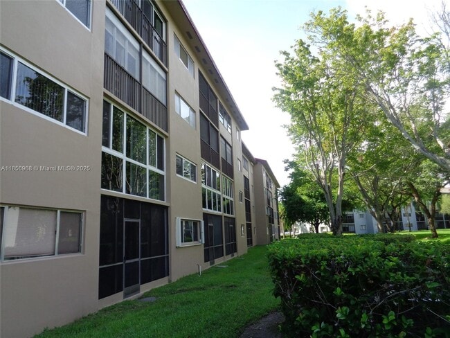 Building Photo - 901 SW 138th Ave