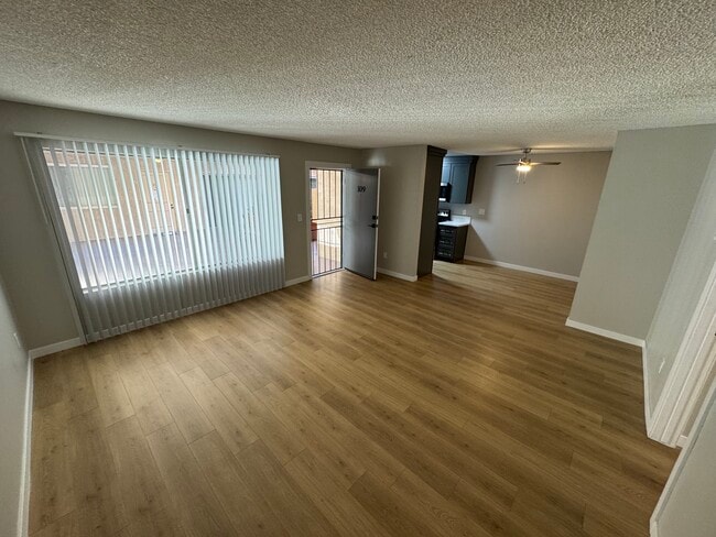 Building Photo - 5333 Russell Ave