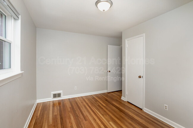Building Photo - 3233 Holly Hill Dr