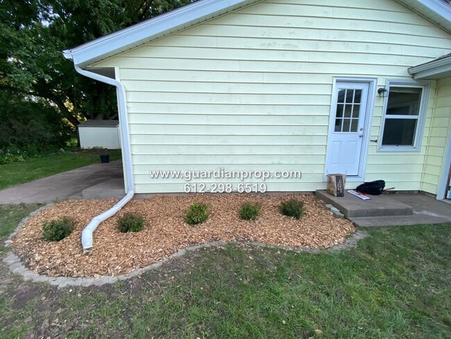 Building Photo - Mendota Heights Rambler Available Septembe...
