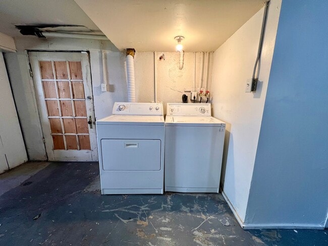 Building Photo - Charming Clinton Neighborhood Home 2 Bed 2 Bath — Close to Downtown & Division Street!