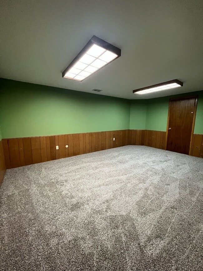 Building Photo - Long Realty & Property Management - 5 Bedr...
