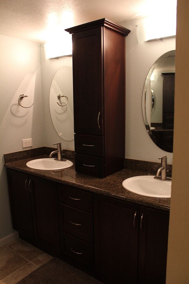 Building Photo - Beautiful 2 Bedroom and 2 Bath Apartment i...