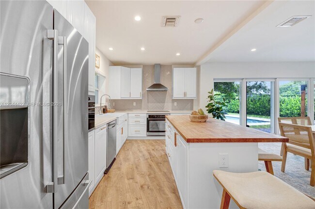 Building Photo - 1411 NE 101st St