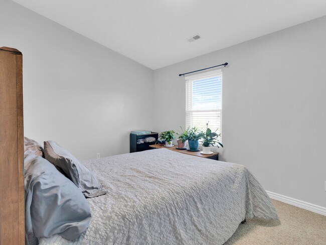 Building Photo - 374 E Braidhill Dr