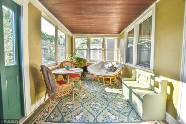 Building Photo - 253 Macalester St