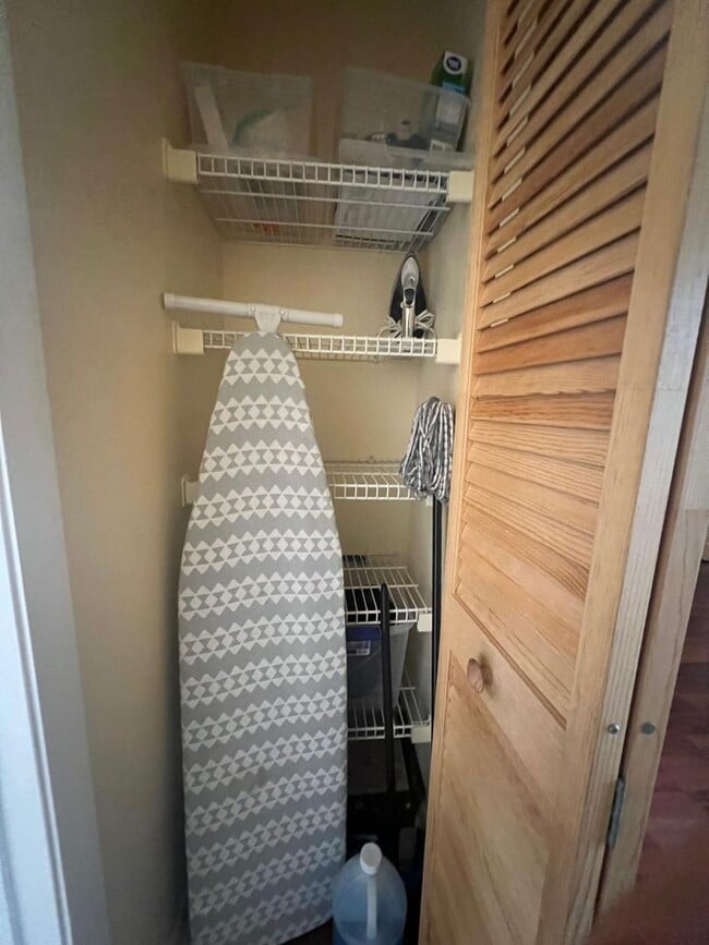 Building Photo - Fully Furnished 1-Bedroom Retreat in Windm...