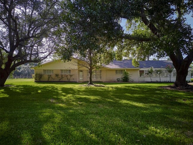 Building Photo - 902 Clover Ridge Ave