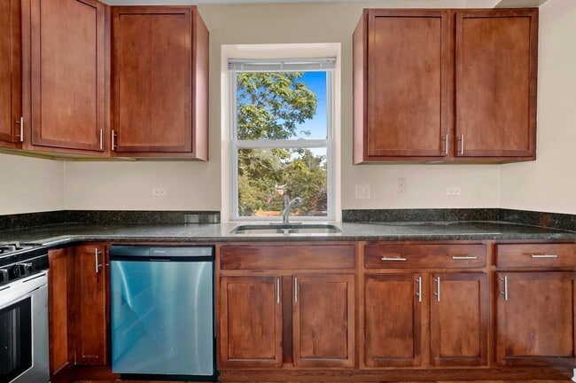 Building Photo - Spacious 2BR/2BA Rogers Park Condo with In-Unit Laundry & Central Air