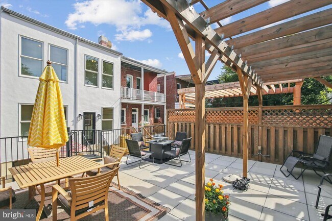 Building Photo - 1814 Park Rd NW