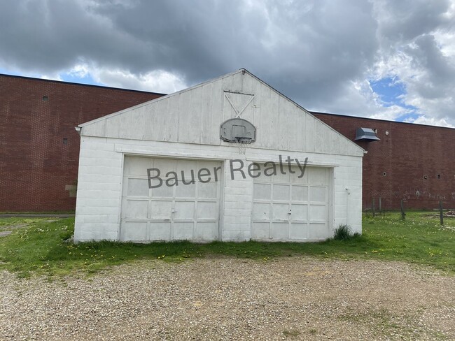 Building Photo - Three Bedrooms, One and a Half Baths