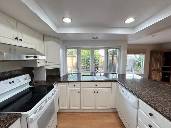 Building Photo - Stunning 4 Bedroom 2.5 Bath Home with Offi...