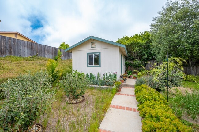 Building Photo - 885 Peregrine Ln