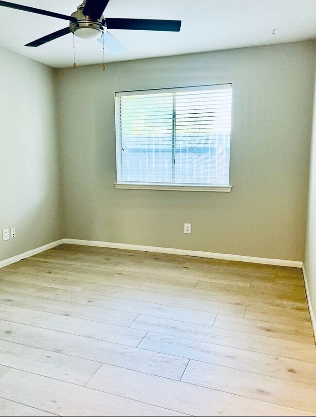 Building Photo - 13607 Mansor Dr