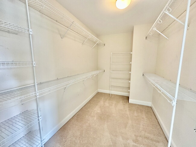 Building Photo - Three Bedroom Carriage House in Hampton Hall!