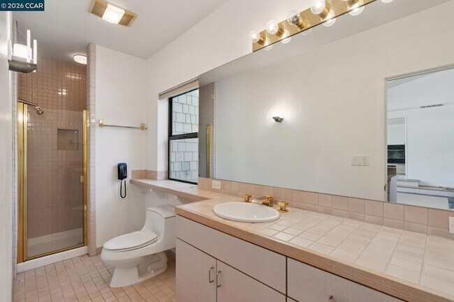 Building Photo - 660 La Casa Via