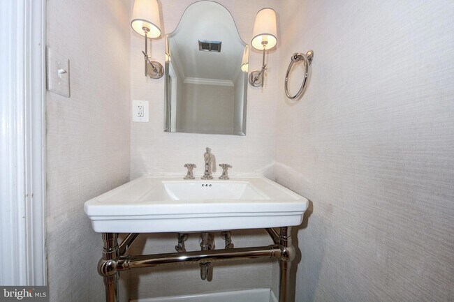 Building Photo - 4509 Tournay Rd