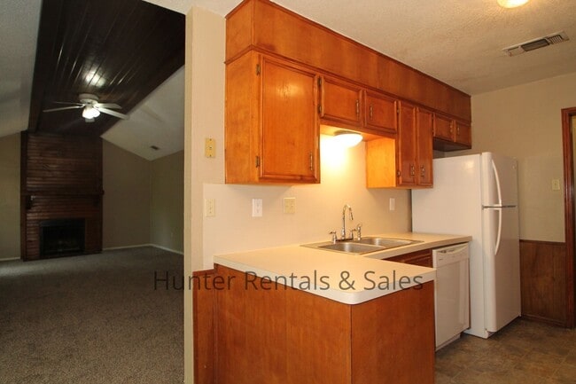 Building Photo - Country Trails Three Bedroom