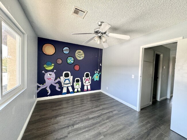 Building Photo - 4BD/3BA Henderson Townhome with Fireplace,...