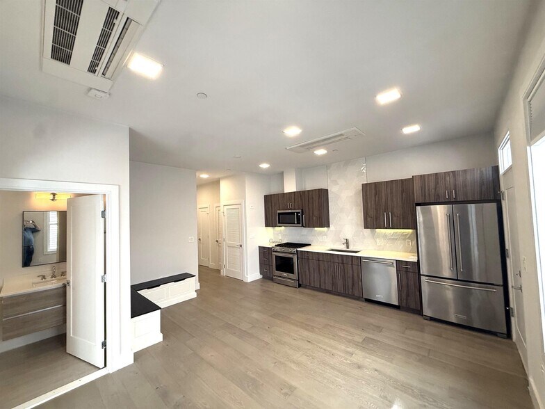 Building Photo - 24 Rush St