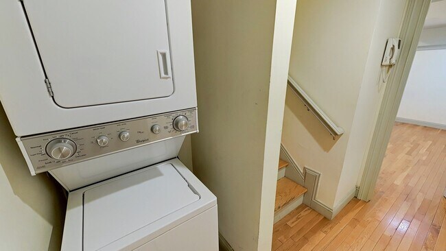 Building Photo - Large Unit on Newbury St, In-Unit Washer and Dryer, Eat-in Kitchen, All Large Bedrooms, Desirable...